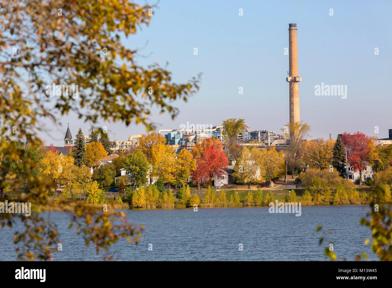Canada, provincia del Québec, regione Abitibi-Témiscamingue, Rouyn-Noranda, vista generale della città dalle rive del lago Osisko, in fondo la fonderia Horne, fonderia di rame Foto Stock