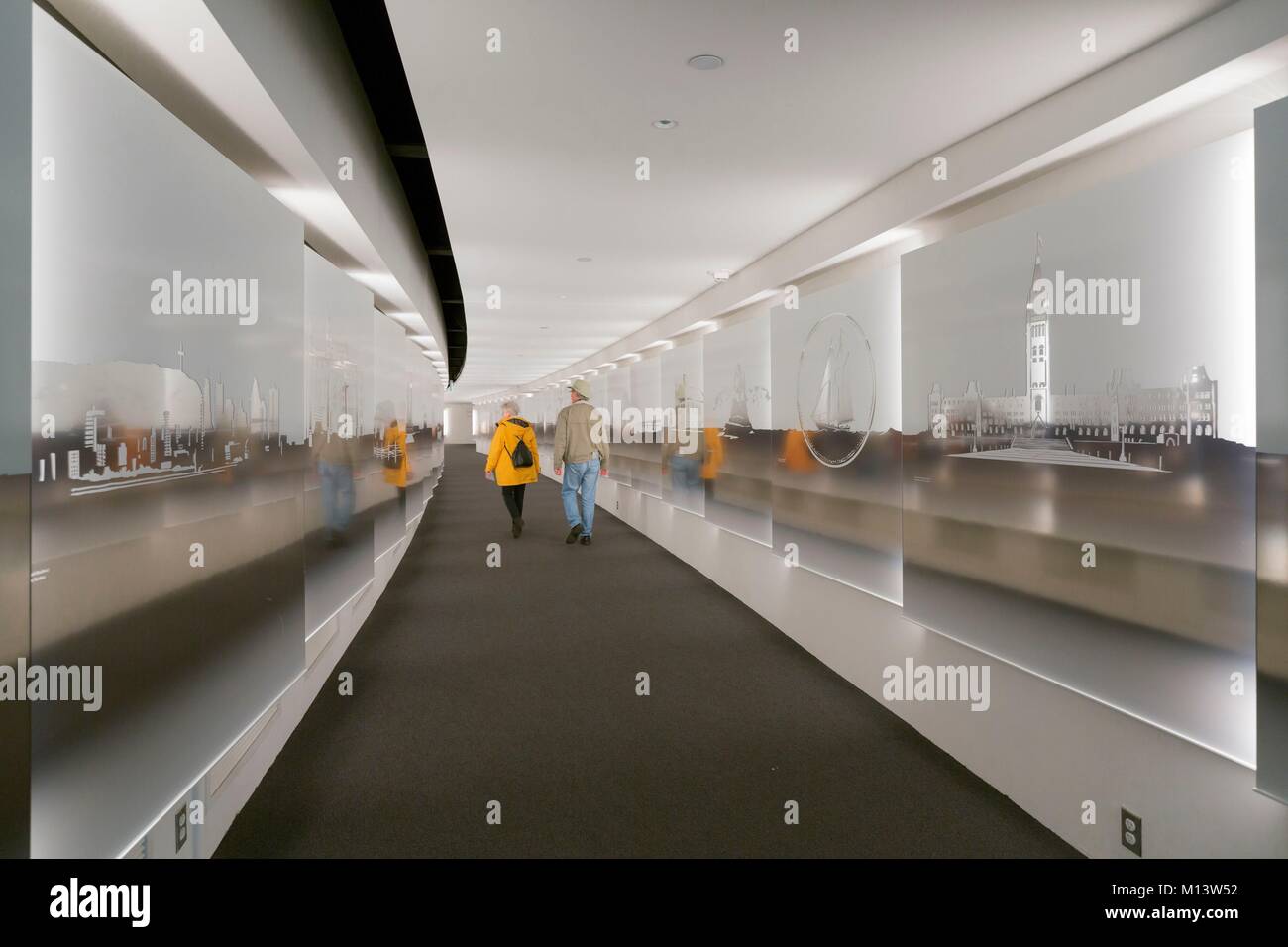 Canada, Provincia di Quebec, Outaouais, la città di Gatineau, il Museo Canadese della storia, nuove gallerie dedicate alla storia Canadese, la hall e i suoi specchi incisi illustrante il paese del passato Foto Stock