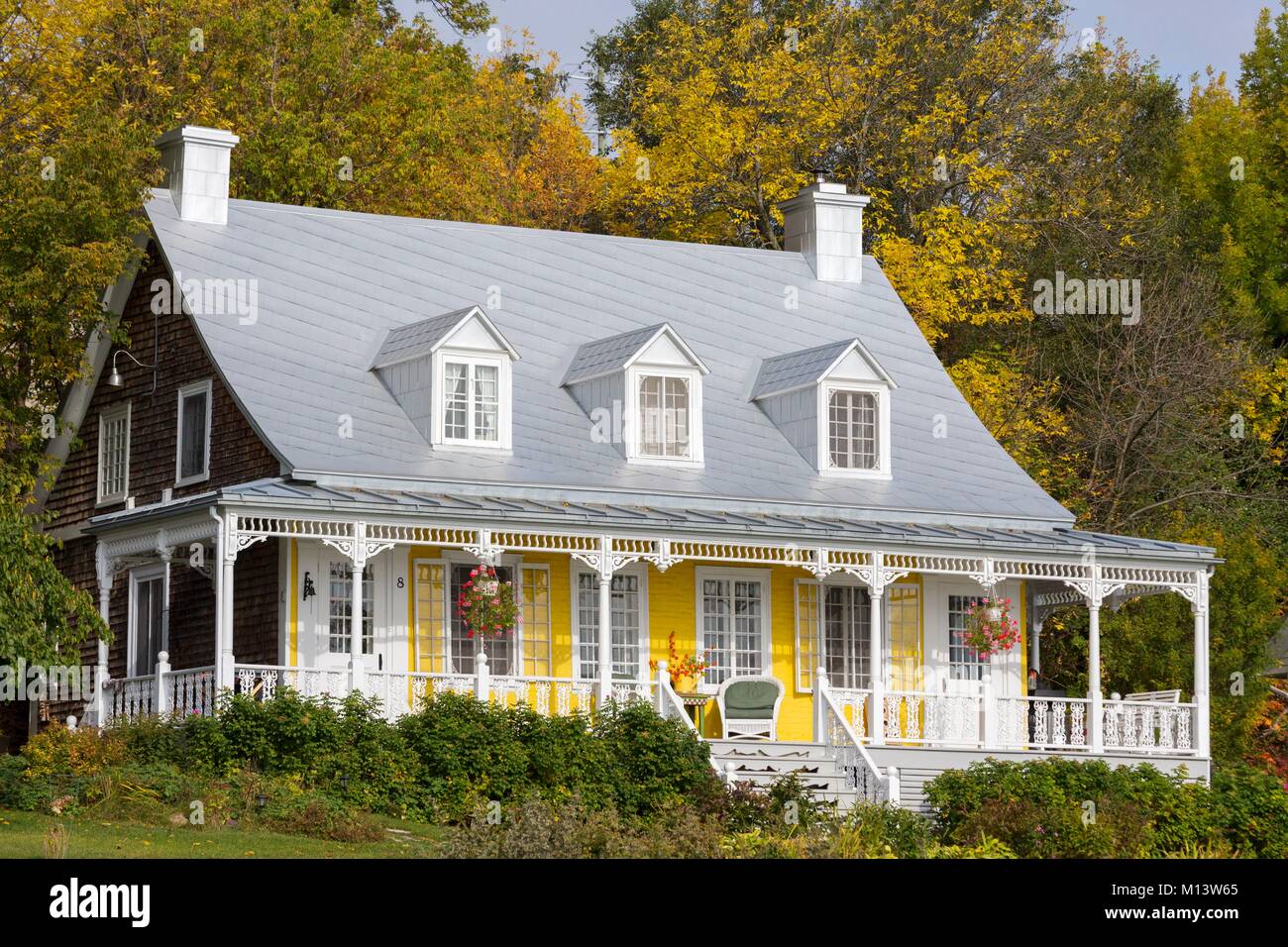 Canada, Provincia di Quebec Quebec City Area, Ile d'Orleans, Saint-Jean-de-l'Île-d'Orléans, bel giallo Vecchia casa in rue de l'Eglise Church Street Foto Stock