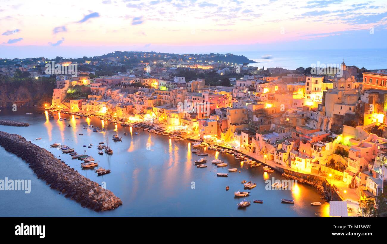 L'Italia, la Campania, il Golfo di Napoli, Isola di Procida, Corricella piccolo porto di pesca Foto Stock