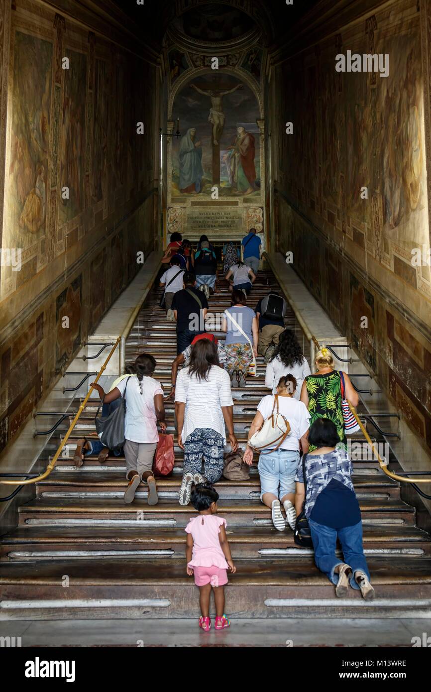 Italia Lazio, Roma, centro storico elencati come patrimonio mondiale dall' UNESCO, Scala Santa, persone che salgono le scale in ginocchio Foto Stock