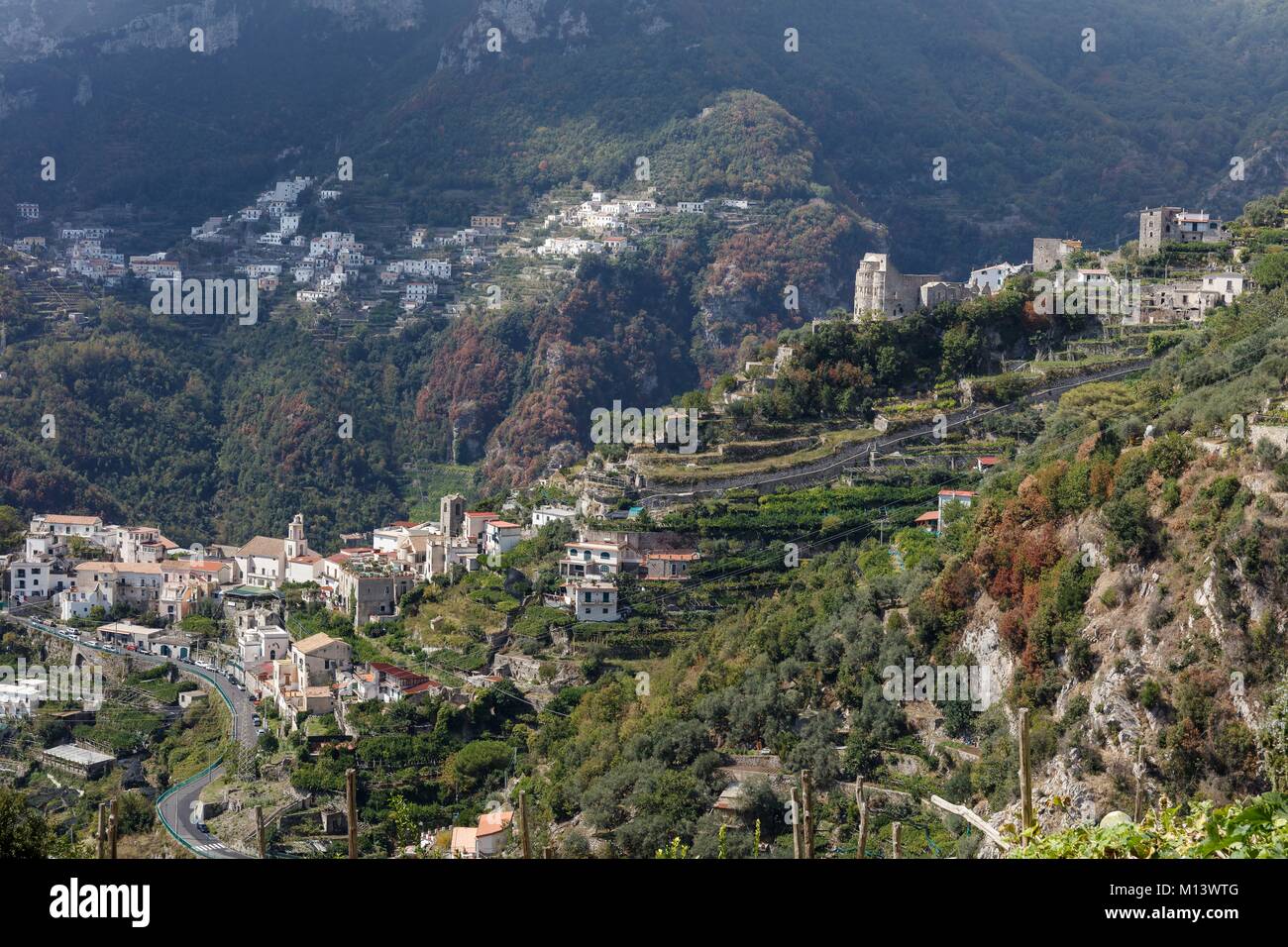 L'Italia, Campania, Ravello, Amalfi Coast elencati come patrimonio mondiale dall' UNESCO, case di villaggio e i campi nella roccia Foto Stock