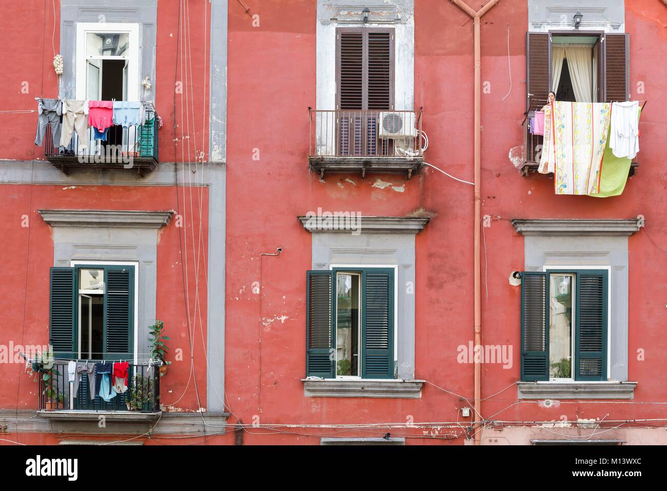 L'Italia, Campania, Napoli, centro storico elencati come patrimonio mondiale dall' UNESCO, facciata di edificio balconi Foto Stock