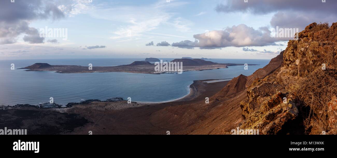 Spagna Isole Canarie Lanzarote Island, La Graciosa isola vista dal Rio el Mirador Foto Stock