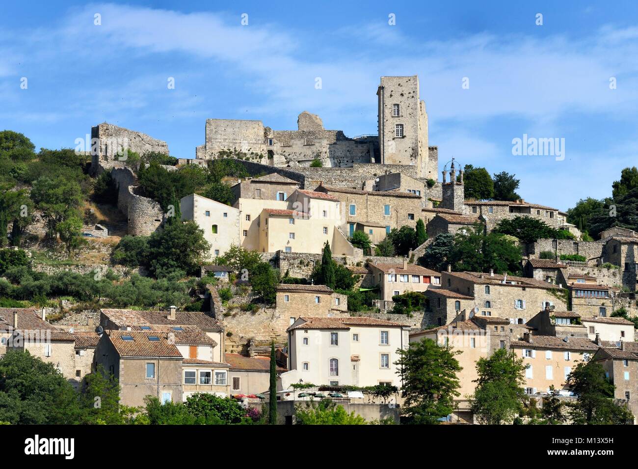Francia, Vaucluse, Parc Naturel Regional du Luberon (Parco naturale regionale del Luberon), Lourmarin, etichettati Les Plus Beaux Villages de France (i più bei villaggi di Francia), Lacoste, Lacoste castello, una delle residenze del Marchese de Sade e oggi di proprietà di Pierre Cardin Foto Stock