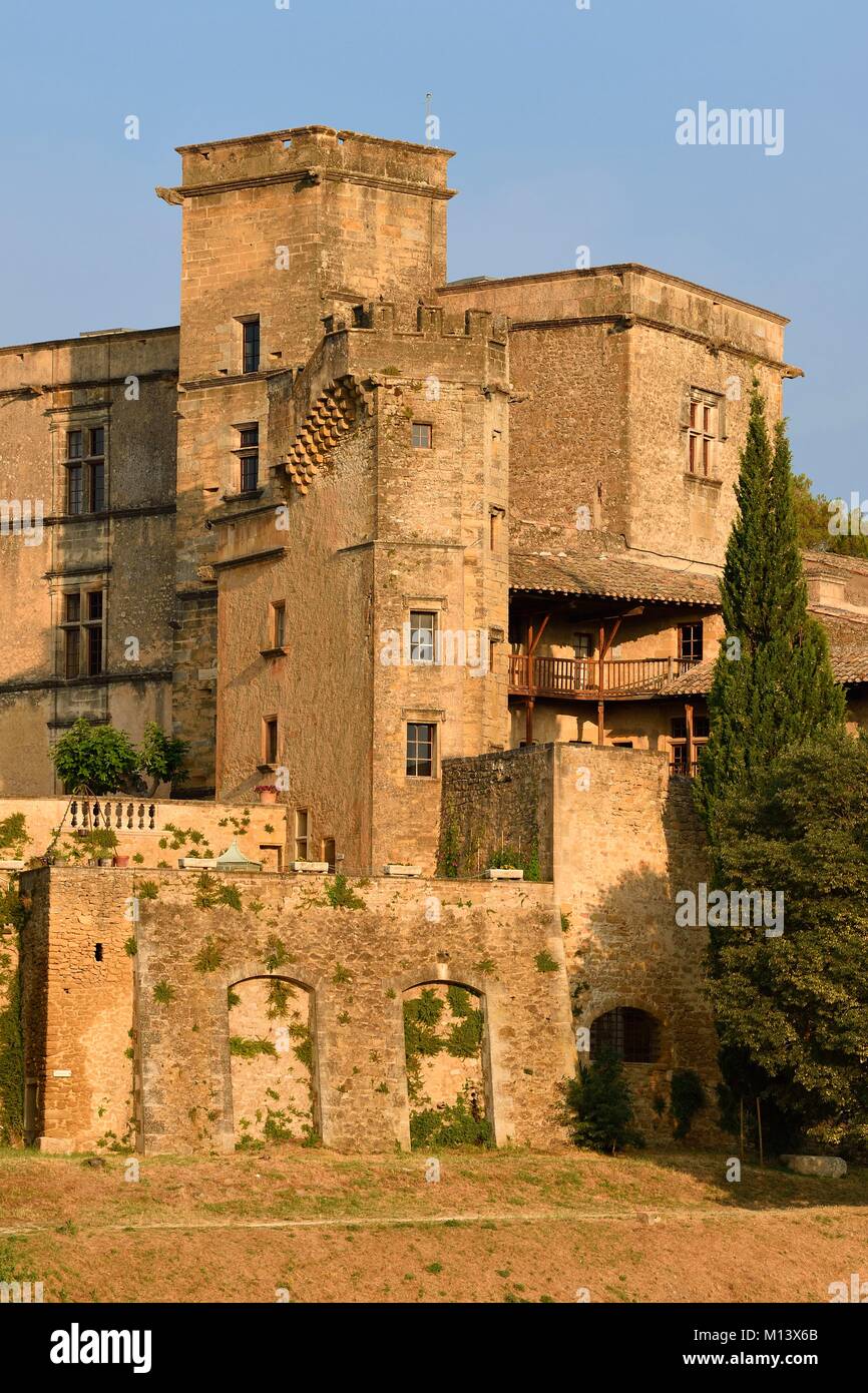 Francia, Vaucluse, Parc Naturel Regional du Luberon (Parco naturale regionale del Luberon), Lourmarin, etichettati Les Plus Beaux Villages de France (i più bei villaggi di Francia), il castello del XV e XVI secolo Rinascimento Foto Stock