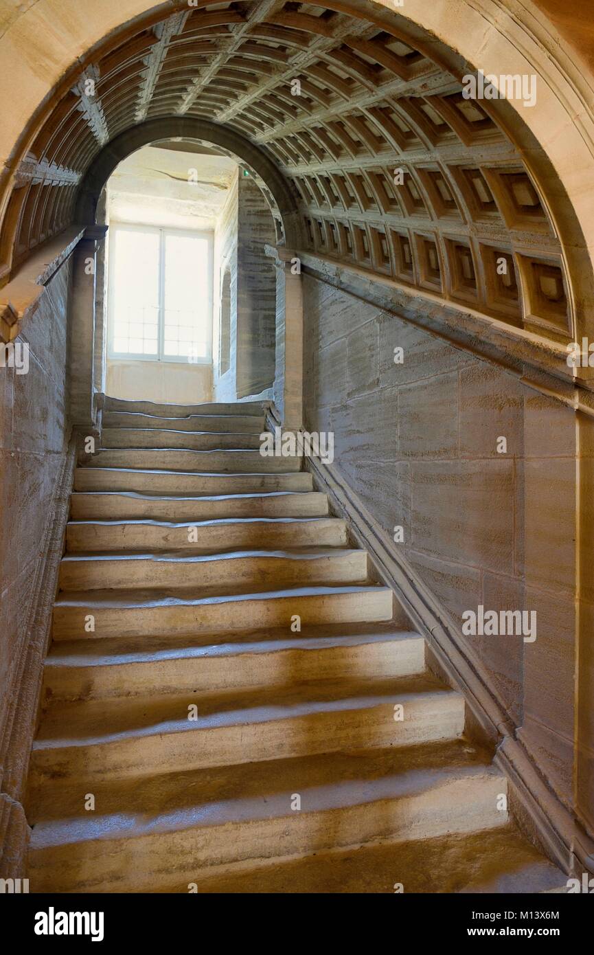 Francia, Vaucluse Saumane de Vaucluse Saumane castello, una delle residenze del Marchese de Sade, la scala principale Foto Stock