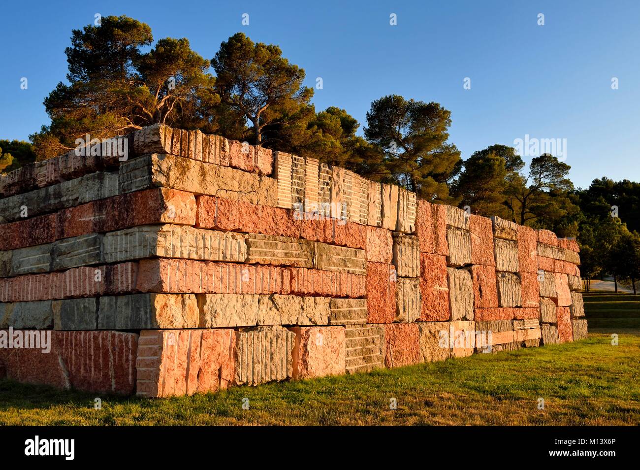 Francia, Bouches du Rhone, Le Puy Sainte Reparade, Chateau La Coste vigneto e il centro di arte contemporanea, parete di luce a cubetti da artista Sean Scully (menzione obbligatoria) Foto Stock