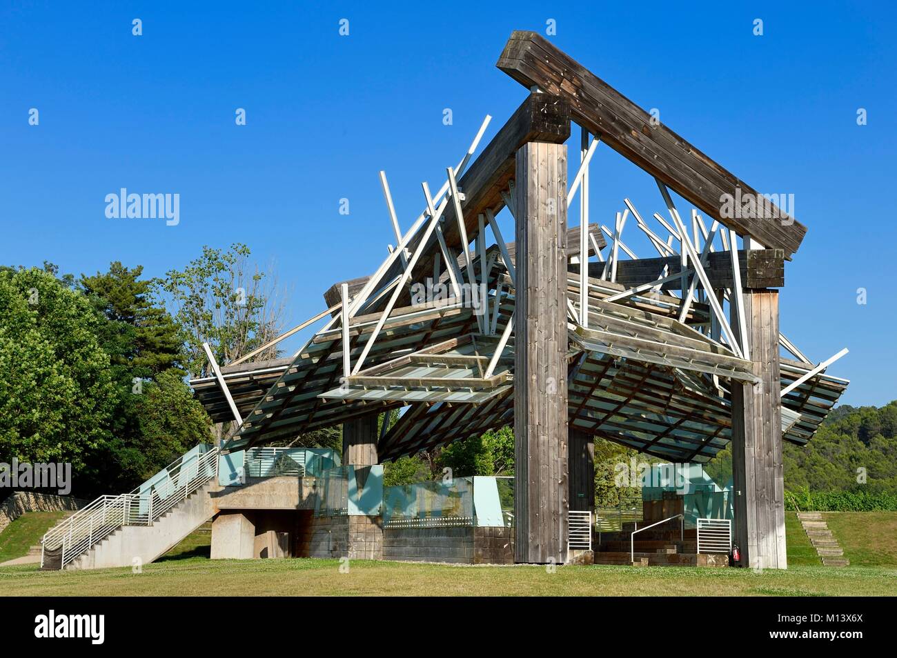 Francia, Bouches du Rhone, Le Puy Sainte Reparade, Chateau La Coste vigneto e il centro di arte contemporanea, padiglione per la musica da Frank O. Gehry (menzione obbligatoria) Foto Stock