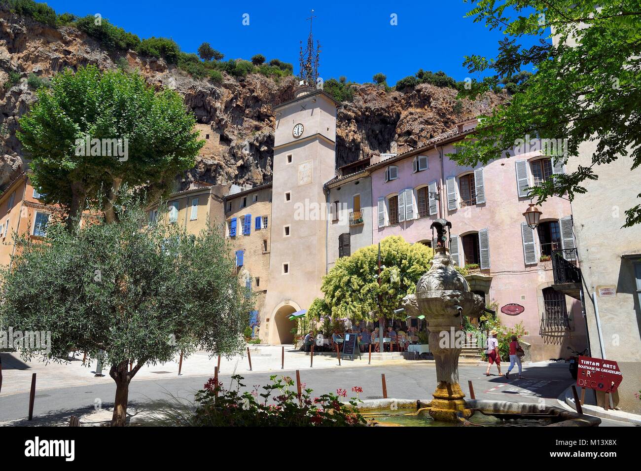 Francia, Var, Provence Verte, Cotignac, la piazza del Municipio e la torre dell orologio al di sotto della rupe di tufo di 80 metri di altezza e 400 metri di larghezza Foto Stock
