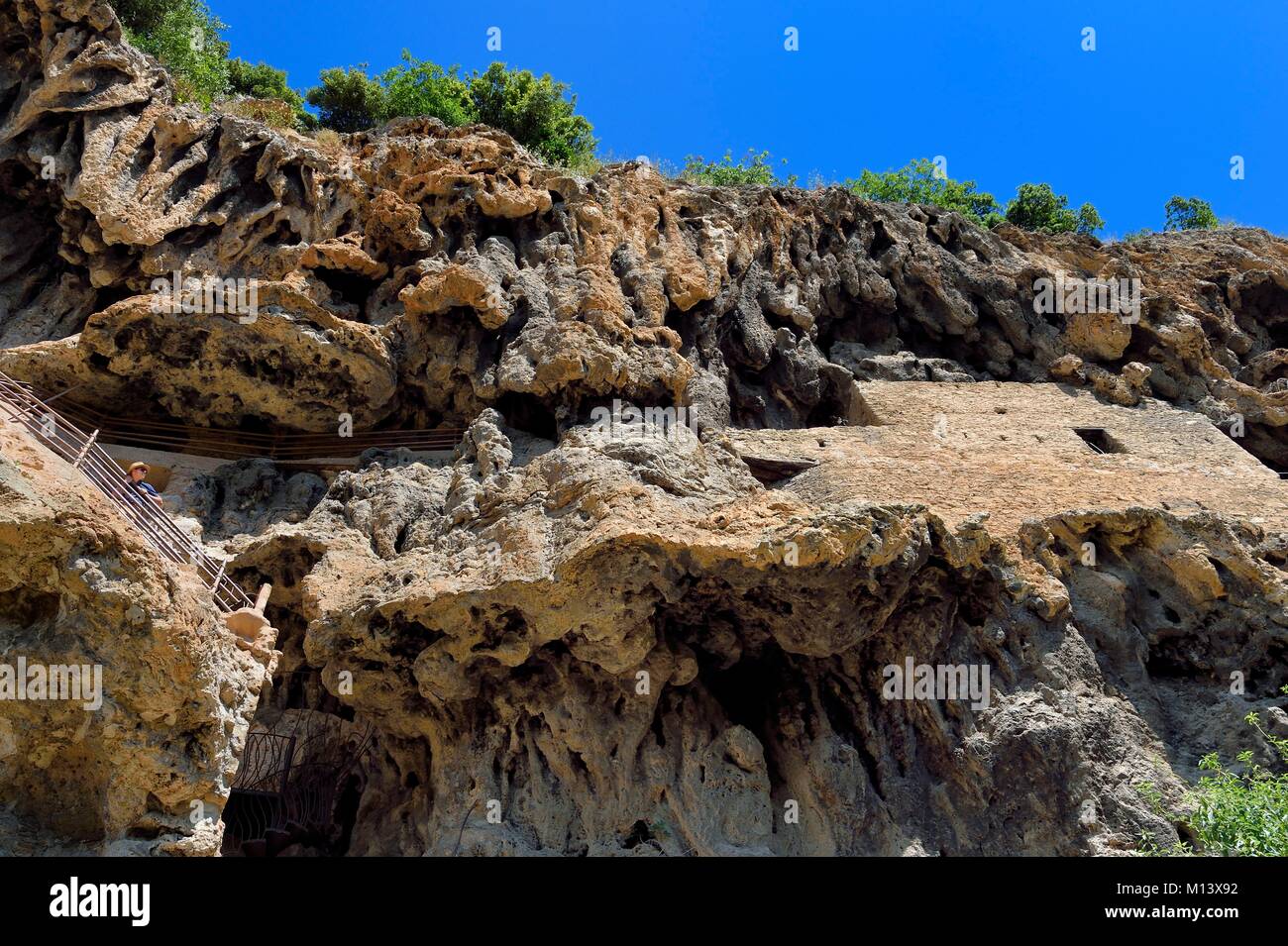 Francia, Var, Provence Verte, Cotignac, habitat troglodita nella rupe di tufo di 80 metri di altezza e 400 metri di larghezza Foto Stock