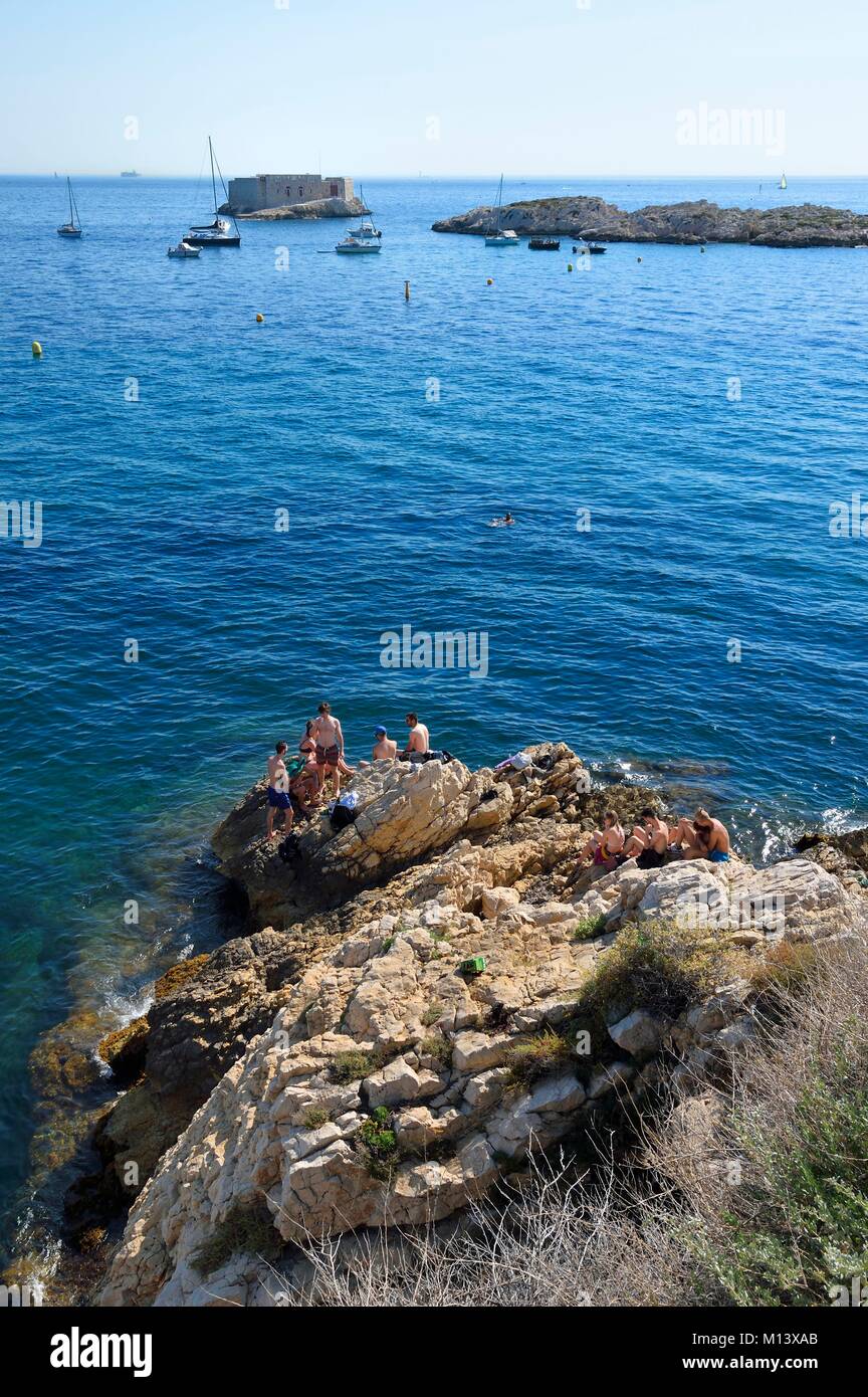 Francia, Bouches du Rhone, Marsiglia, Endoume distretto, Malmousque, bagnanti su una roccia e il piccolo forte dell'isola Degaby Foto Stock