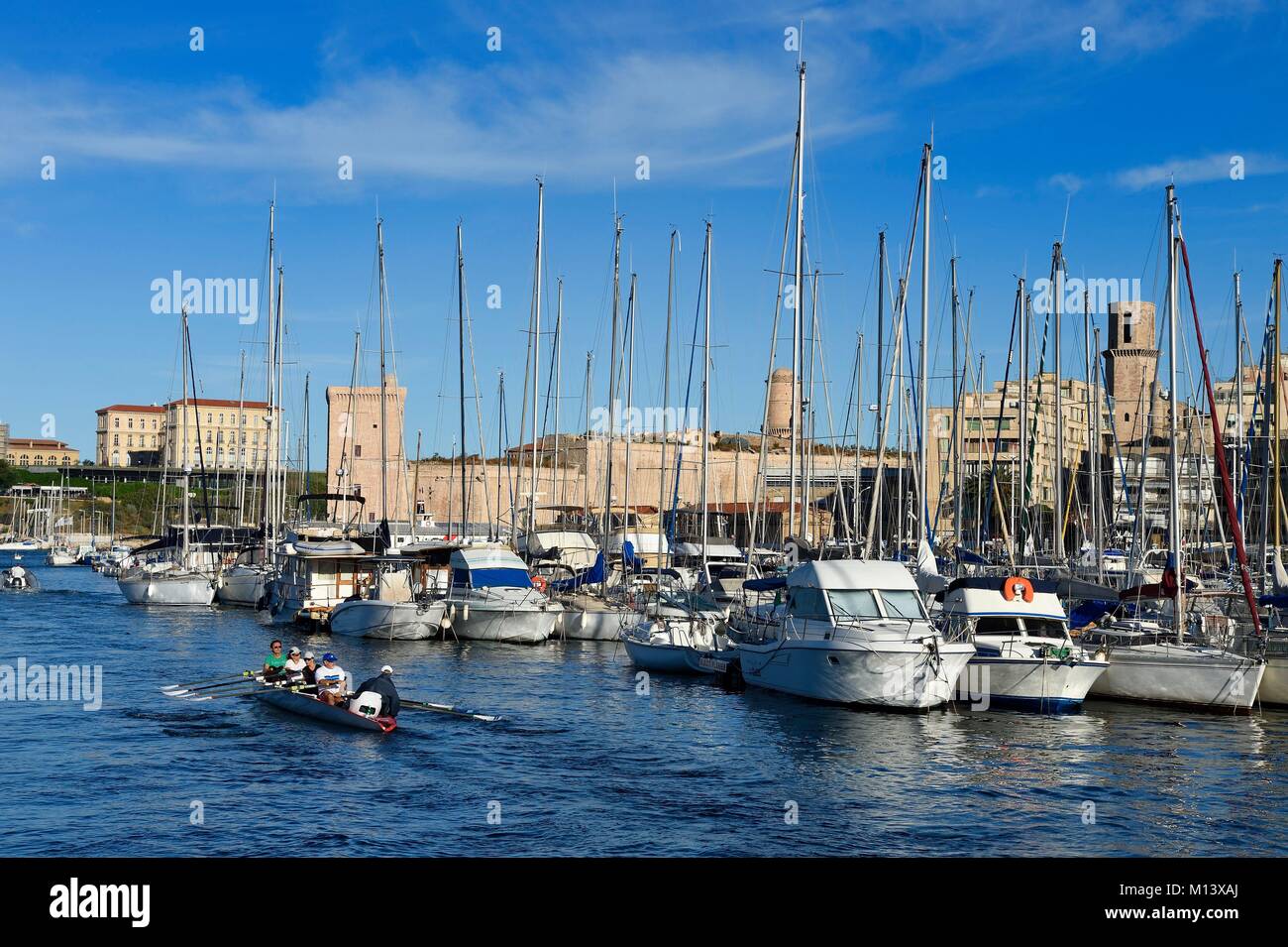 Francia, Bouches du Rhone, Marsiglia, il Vieux Port, gara di canottaggio, Fort Saint Jean e il Palais du Pharo in background Foto Stock