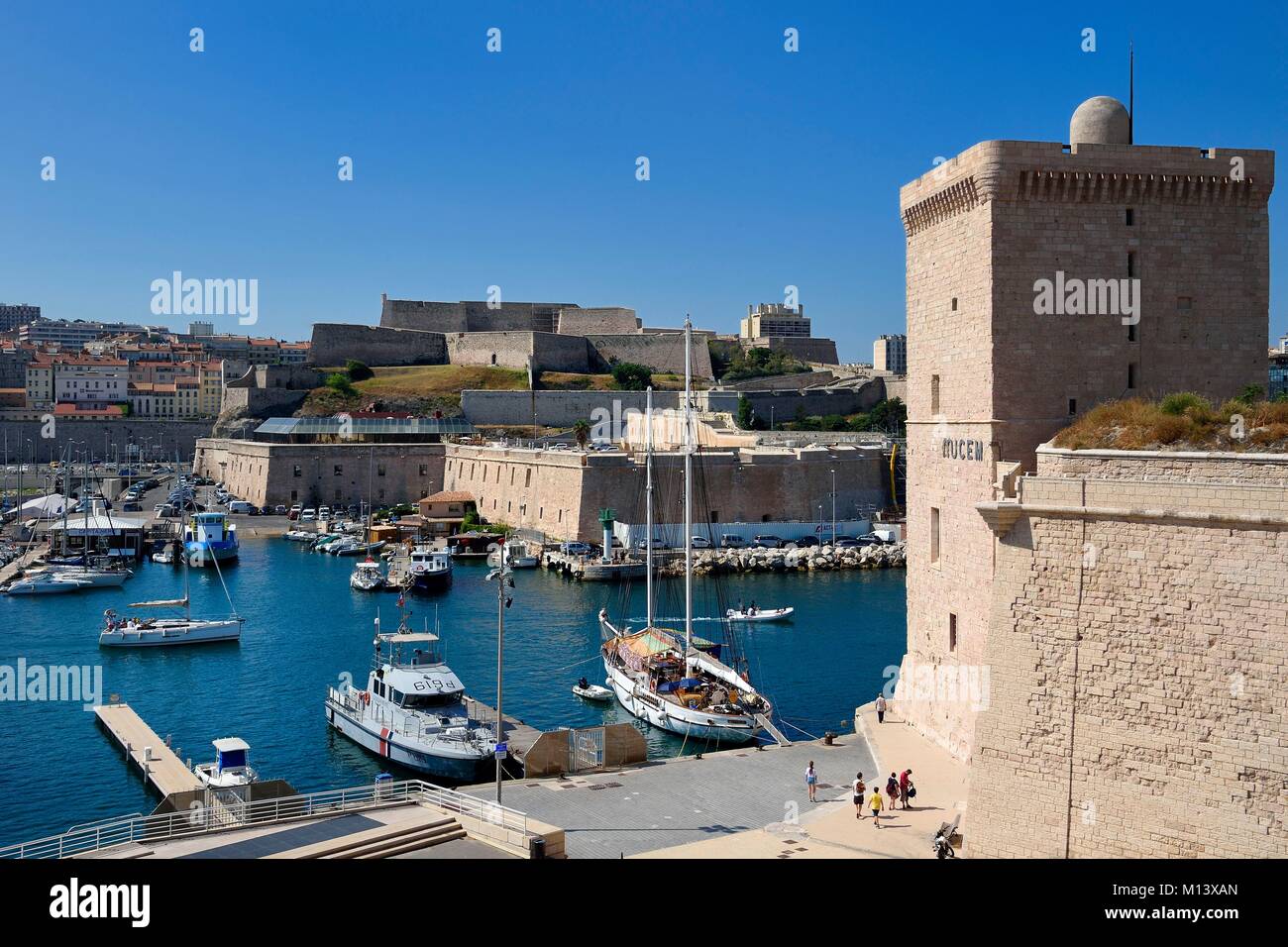 Francia, Bouches du Rhone, Marsiglia, il Fort Saint Jean presso il Vieux Port di entrata e il Fort Saint Nicolas in background Foto Stock