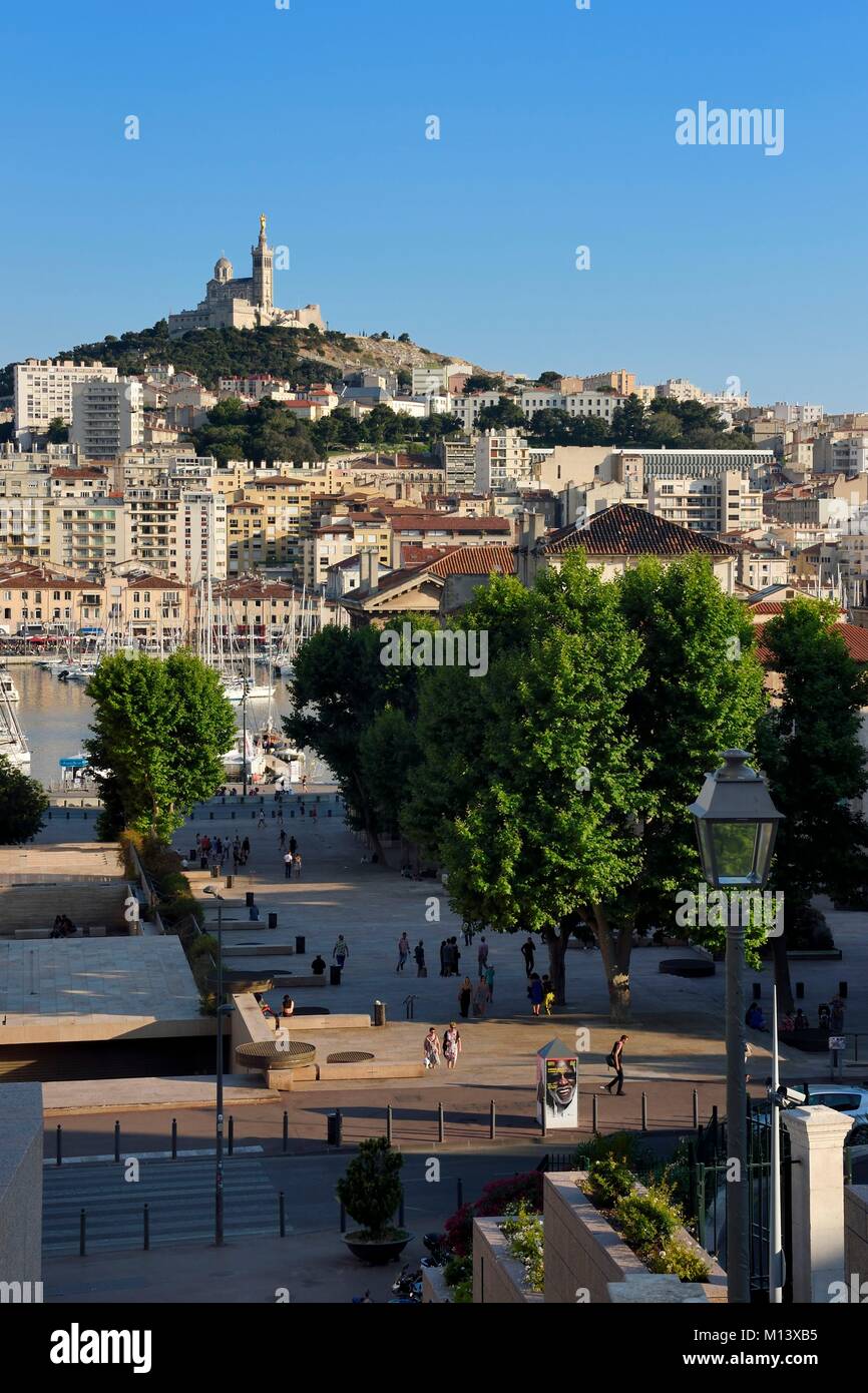 Francia, Bouches du Rhone, Marsiglia, Place du Mazeau che conduce al Vieux Port e la Cattedrale di Notre Dame de la Garde Foto Stock