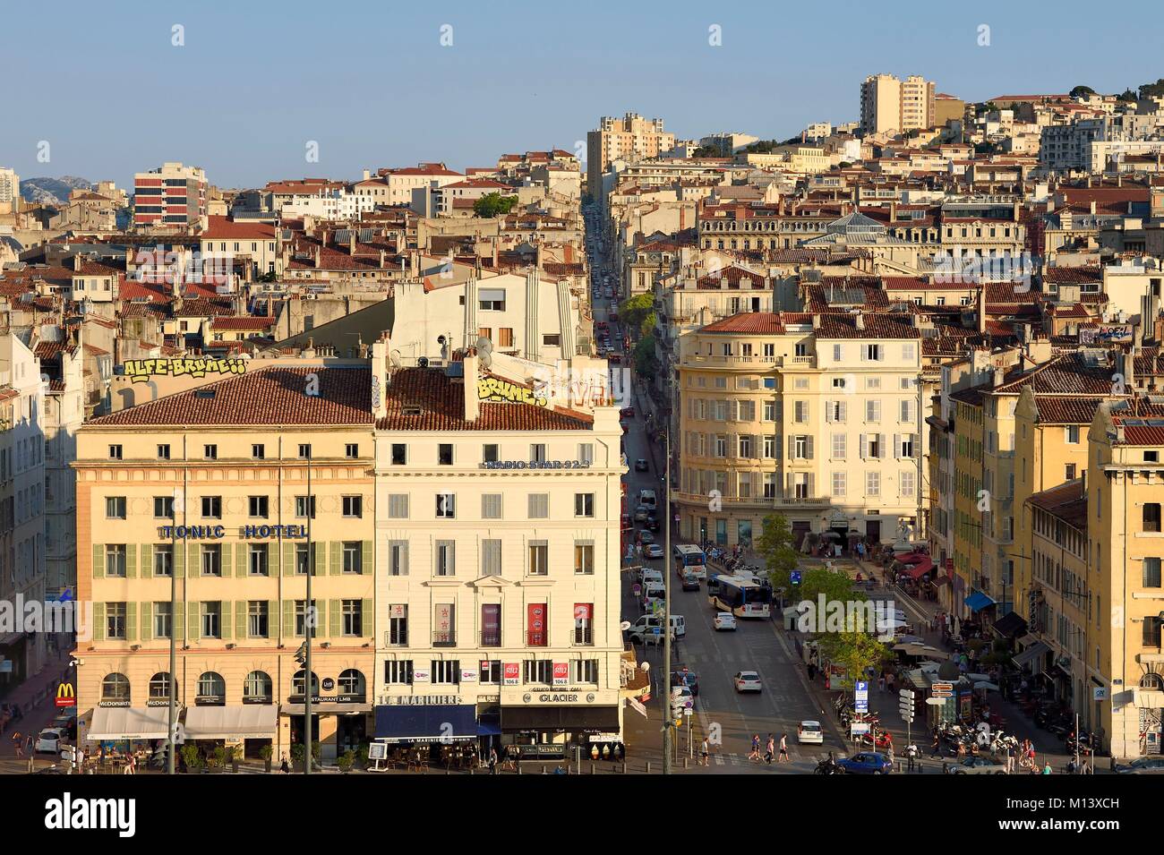 Francia, Bouches du Rhone, Marsiglia, Rue Breteuil portando alla Vieux Port Foto Stock