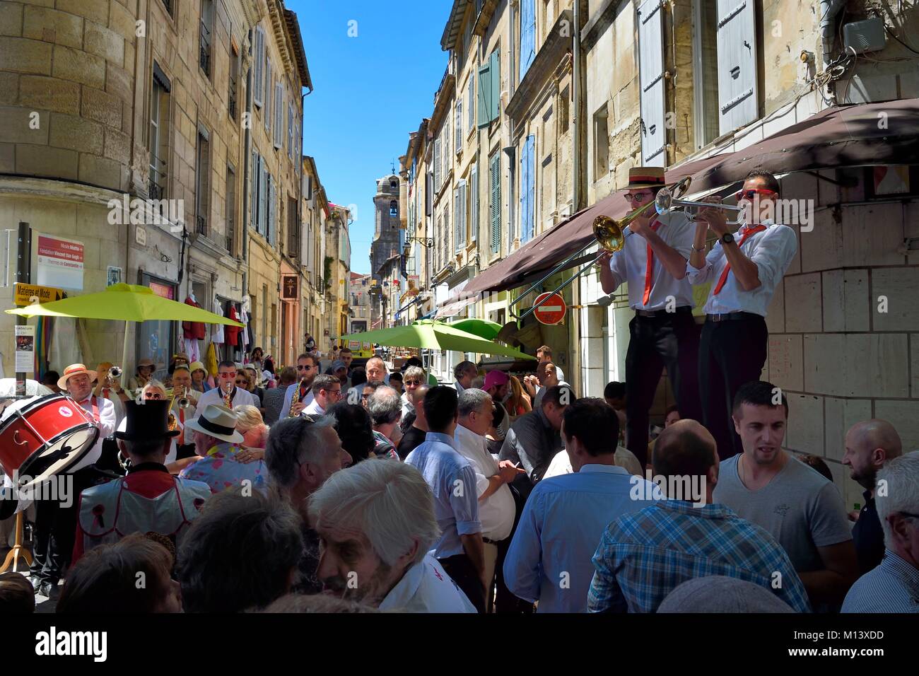 Francia, Bouches du Rhone, Arles, feste popolari per le strade della città per il corso camarguaise del Cocarde d'Or Foto Stock