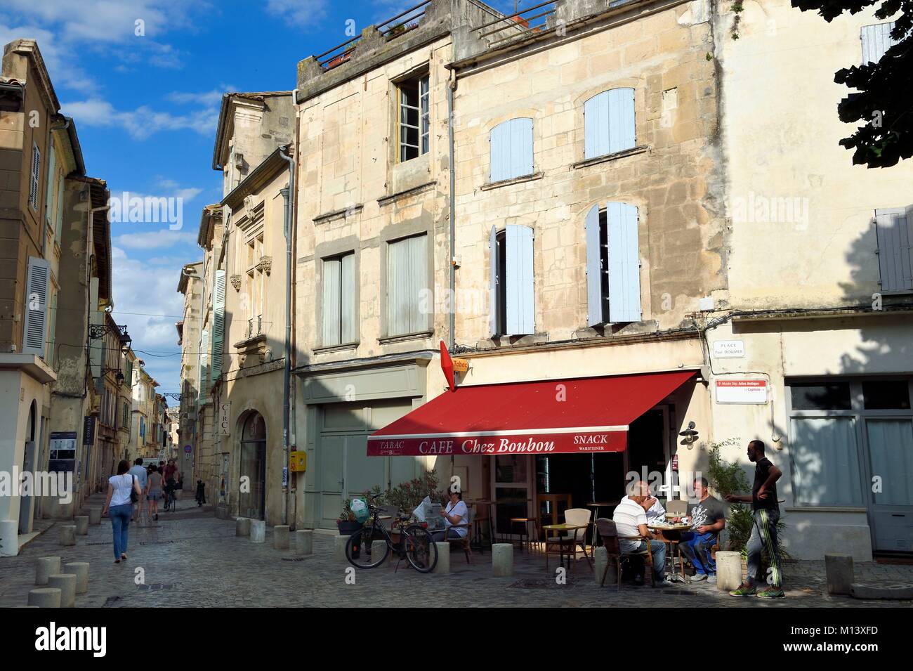 Francia, Bouches du Rhone, Arles, quartier de la Roquette, place Paul Doumer, Hotel de Divonne risalente al XVIII secolo in strada a sinistra Foto Stock