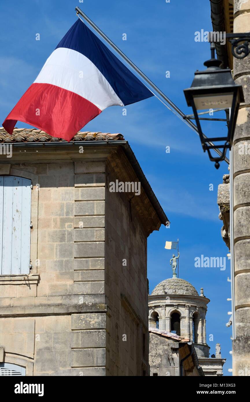 Francia, Bouches du Rhone, Arles, la torre dell orologio del municipio in background Foto Stock