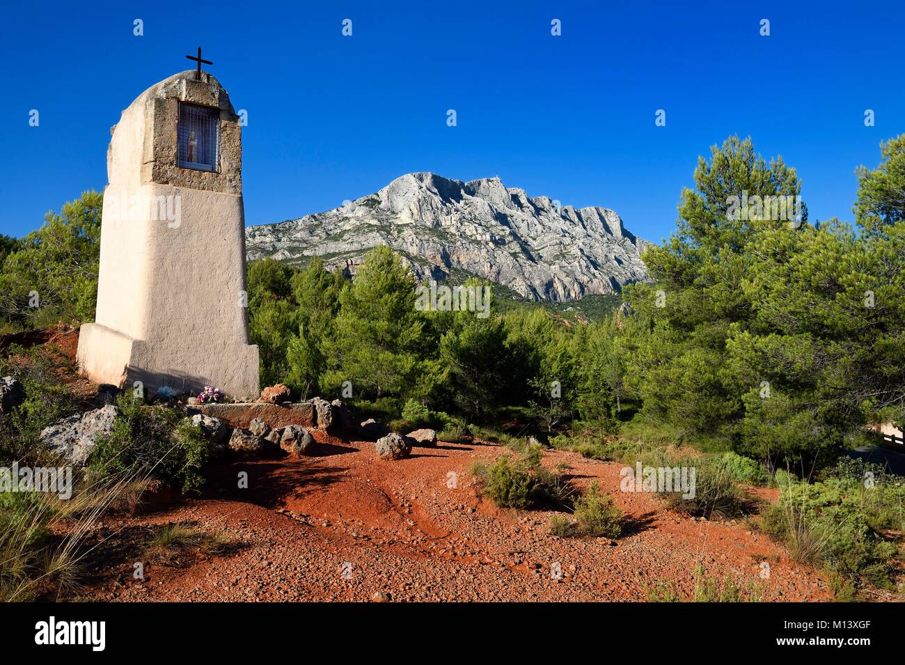 Francia, Bouches du Rhone, Aix en Provence regione, verso Le Tholonet, oratorio di fronte alla Sainte Victoire montagna, Cezanne road Foto Stock