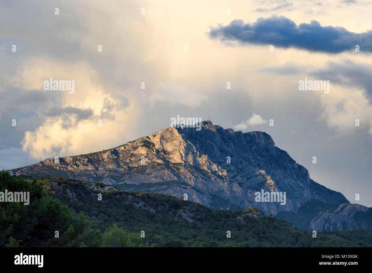 Francia, Bouches du Rhone, Aix en Provence regione, verso Le Tholonet, la Sainte Victoire montagna, Cezanne road Foto Stock