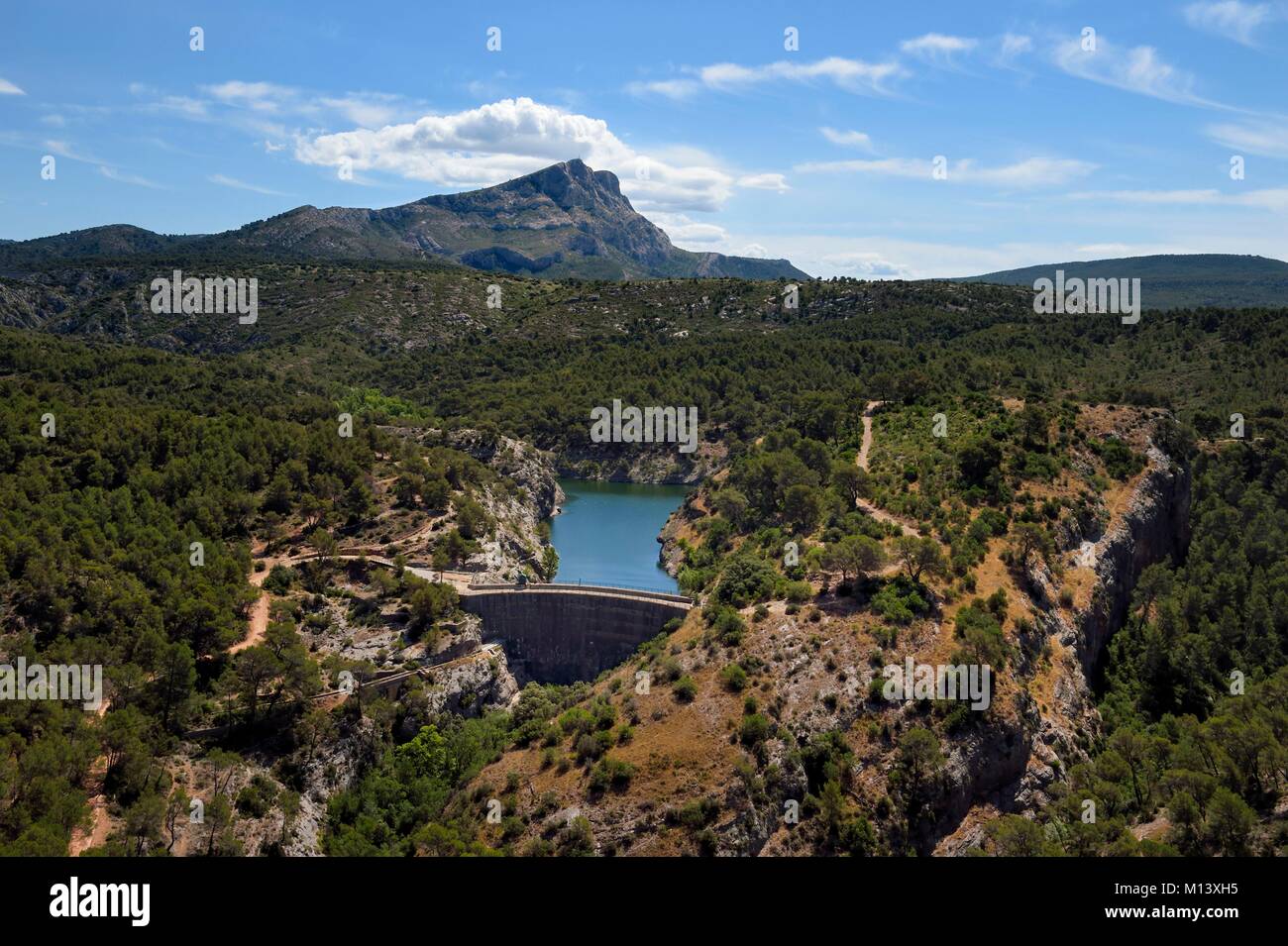 Francia, Bouches du Rhone, Aix en Provence, escursionismo su GR 2013, la diga Zola (Cézanne dipinse la serie di bagnanti) e la montagna Sainte Victoire in background Foto Stock