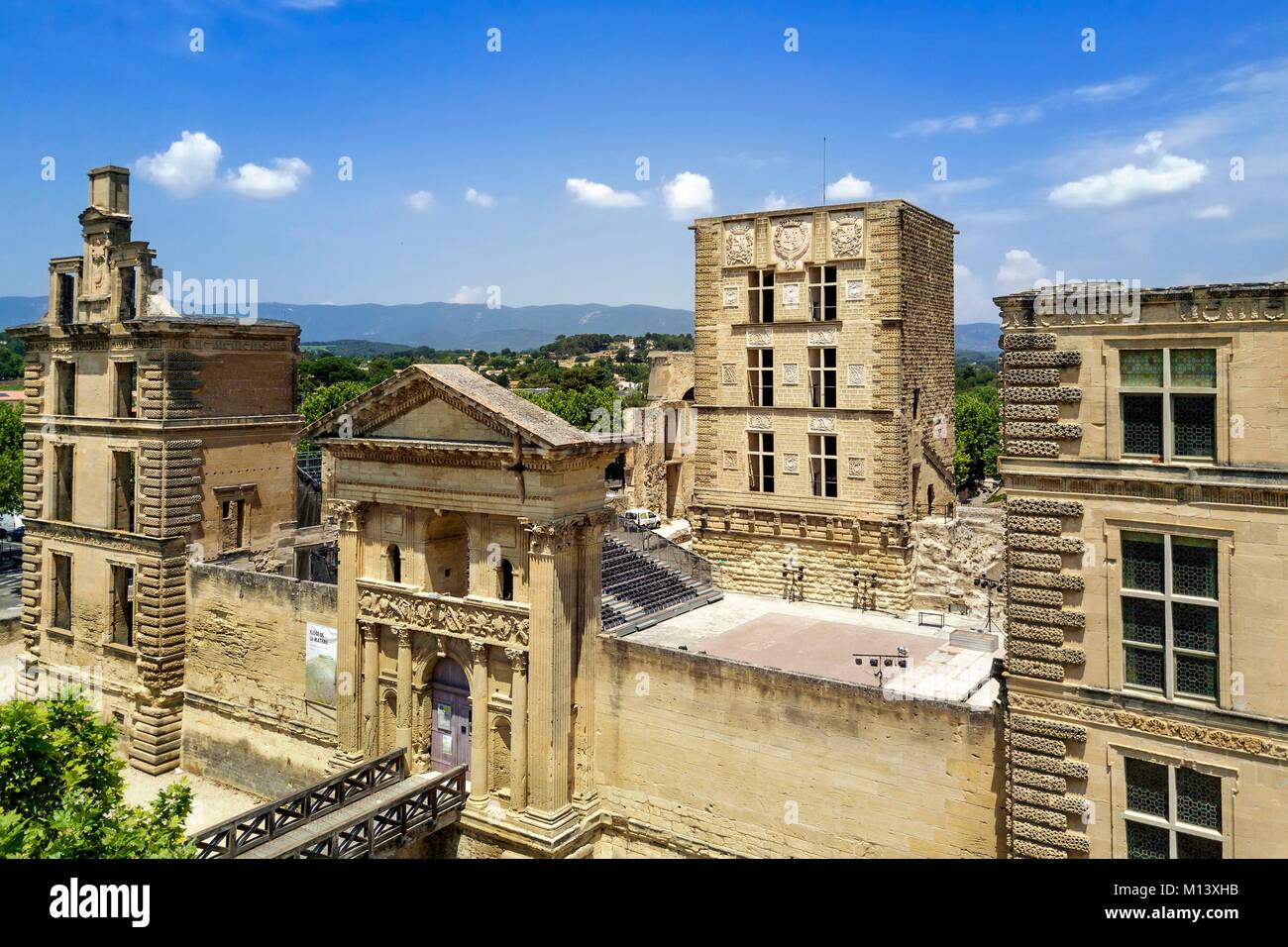 Francia, Vaucluse, Parc Naturel Regional du Luberon (Parco naturale regionale del Luberon), La Tour d'Aigues, le rovine del castello rinascimentale Foto Stock