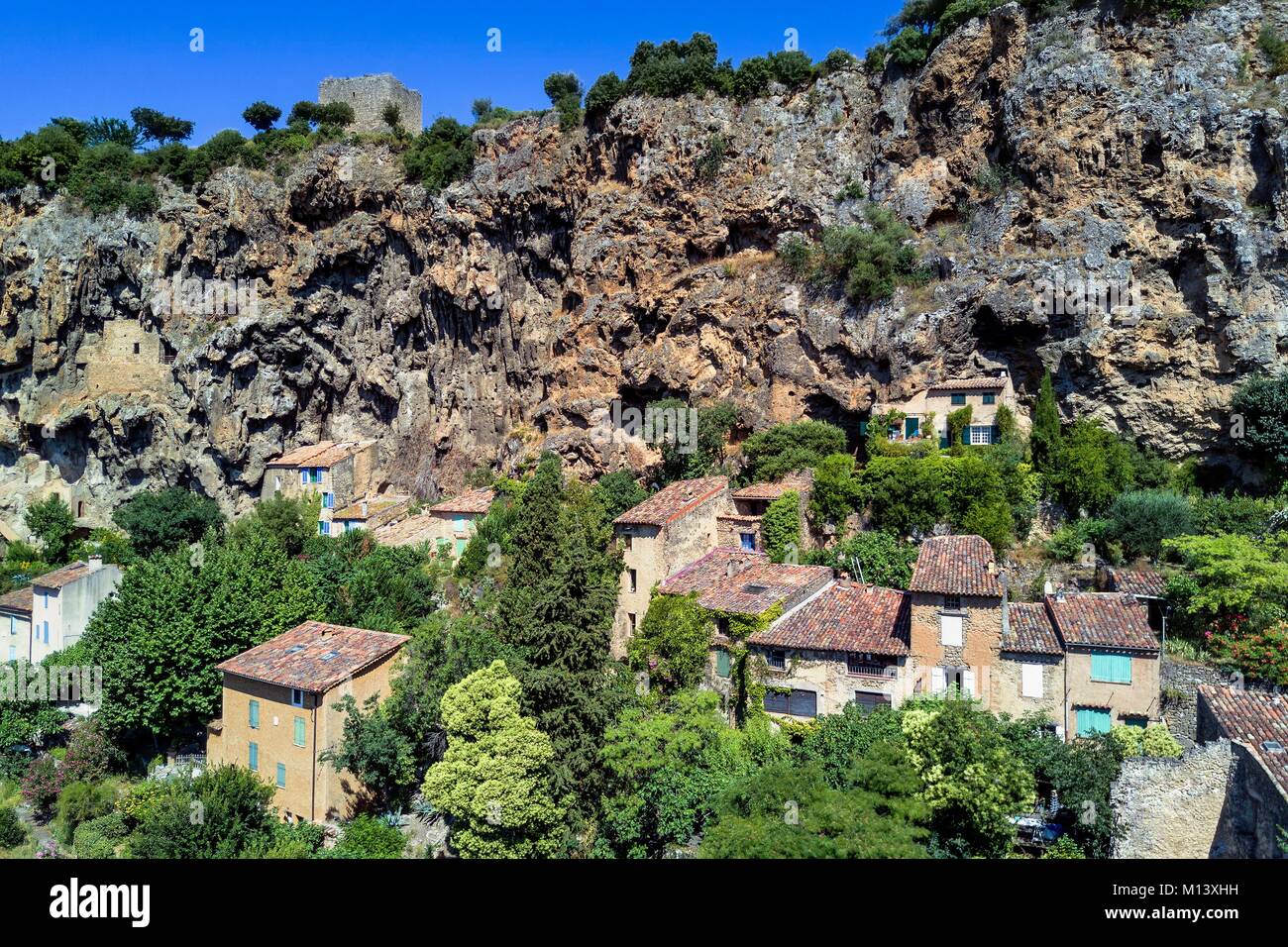 Francia, Var, Provence Verte, Cotignac, habitat troglodita nella rupe di tufo di 80 metri di altezza e 400 metri di larghezza (vista aerea) Foto Stock