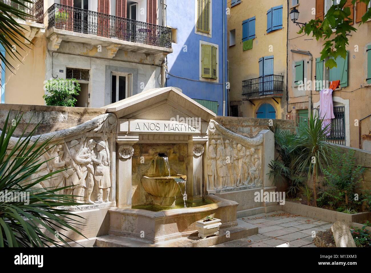 Francia, Var, Provence Verte, Barjols, fountaine e memoriale della Place Victor Hugo Foto Stock