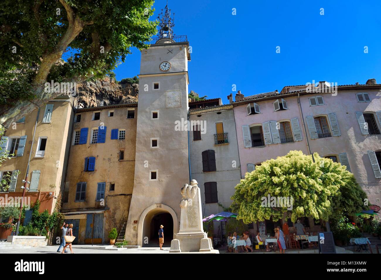 Francia, Var, Provence Verte, Cotignac, Place de la Mairie e la torre dell'orologio Foto Stock