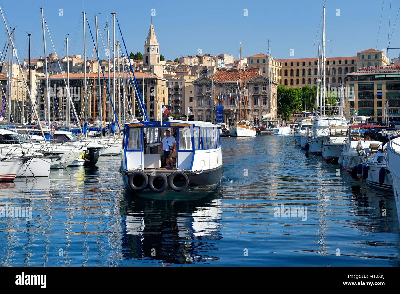 Francia, Bouches du Rhone, Marsiglia, il Vieux Port, il traghetto che attraversa il porto, il Municipio in background Foto Stock