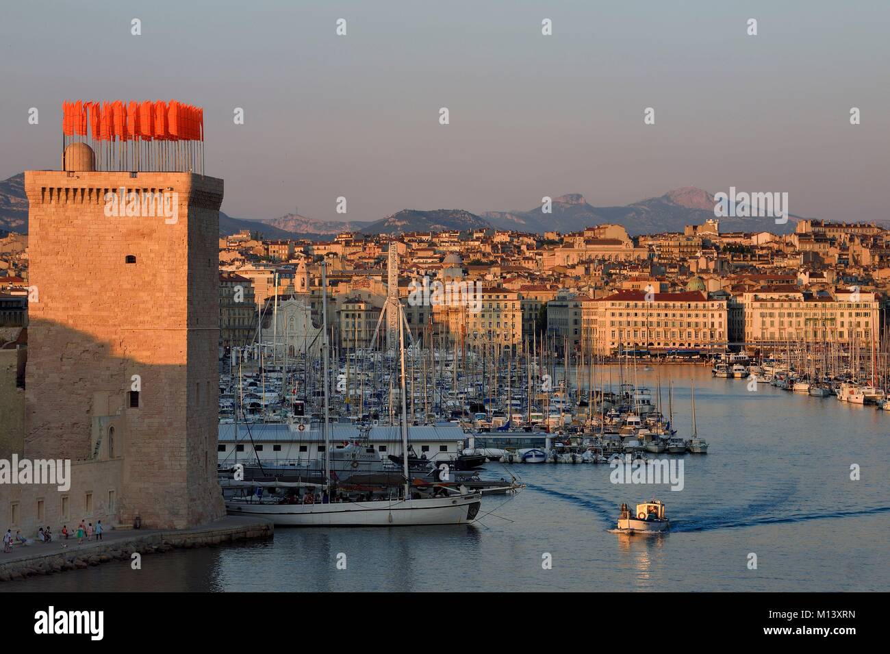Francia, Bouches du Rhone, Marsiglia, il Vieux Port e Fort Saint Jean in primo piano Foto Stock
