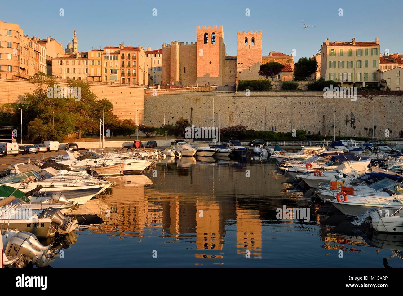 Francia, Bouches du Rhone, Marsiglia, il Vieux Port, Saint Victor abbazia e la Cattedrale di Notre Dame de la Garde in background Foto Stock