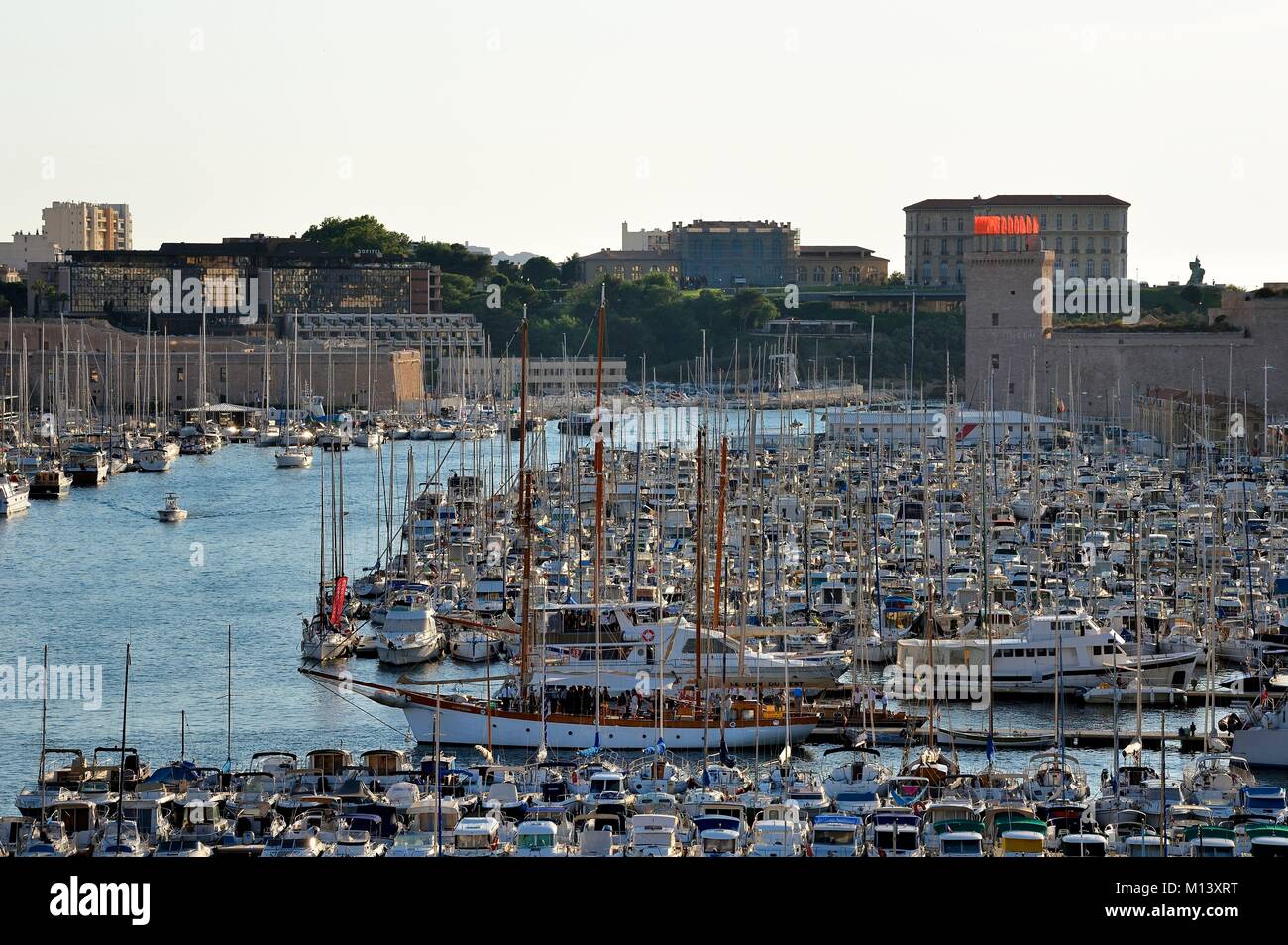 Francia, Bouches du Rhone, Marsiglia, il Vieux Port, Fort Saint Jean e il Palais du Pharo in background Foto Stock