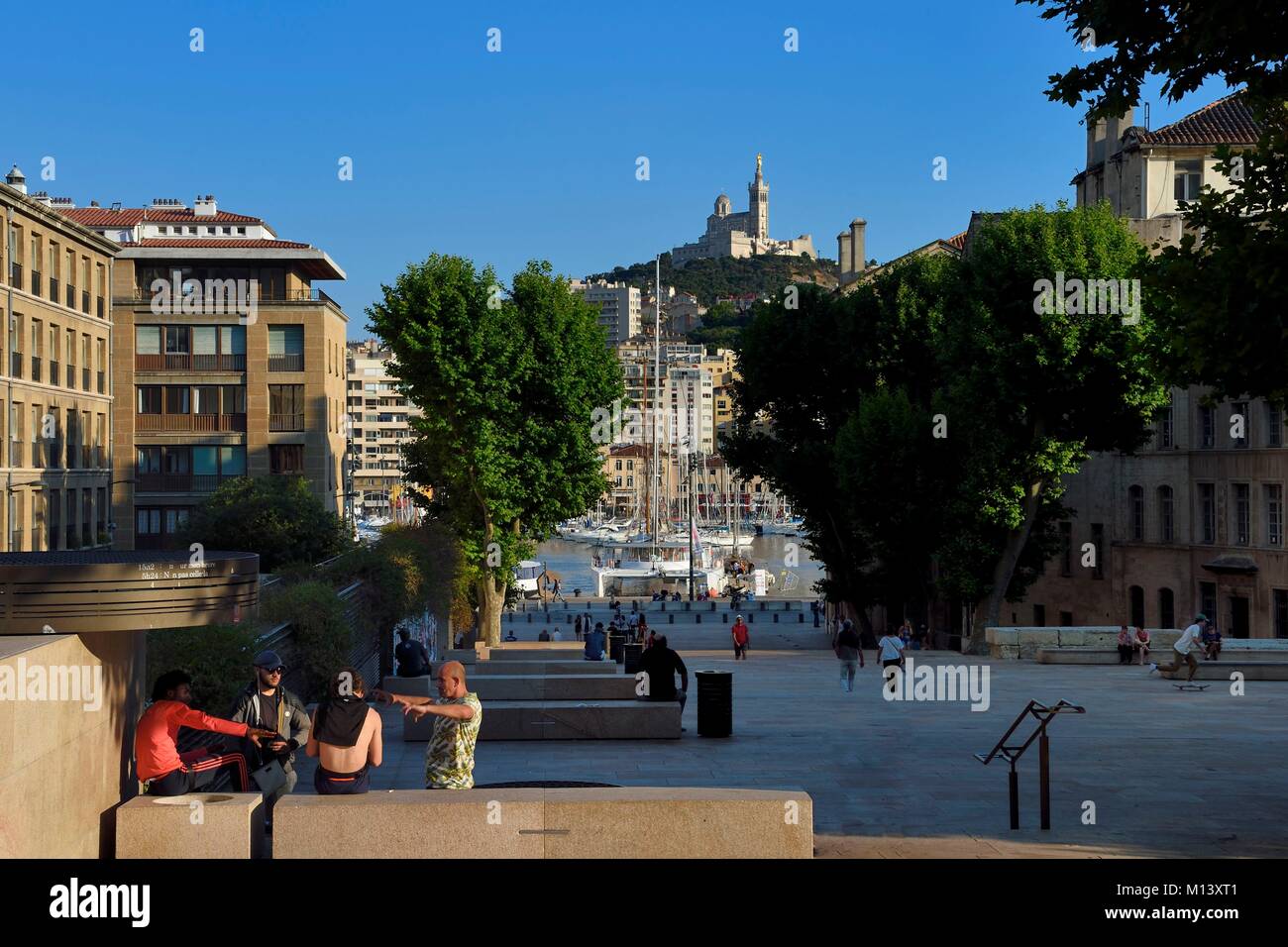 Francia, Bouches du Rhone, Marsiglia, Place du Mazeau che conduce al Vieux Port e la Cattedrale di Notre Dame de la Garde Foto Stock