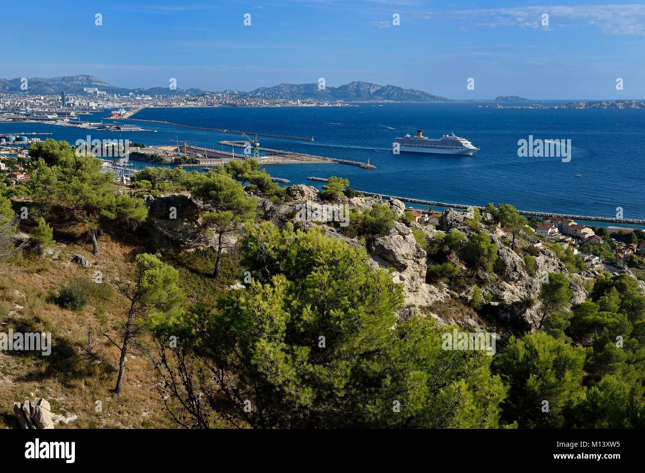Francia, Bouches du Rhone, Marsiglia, sedicesimo distretto, Grand Port maritime de Marseille o GPMM, Bacino orientale visto da Estaque Foto Stock
