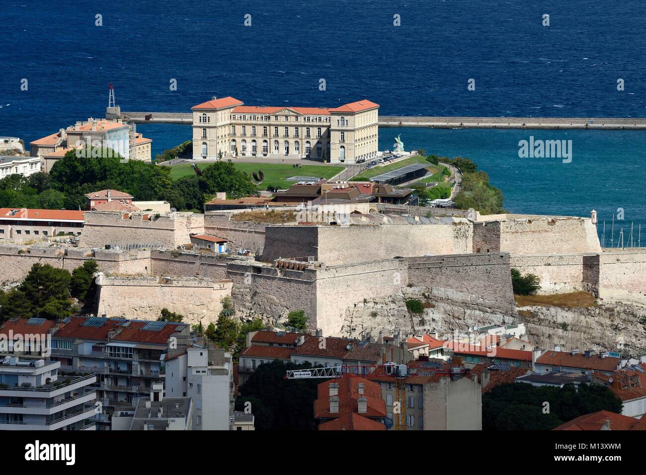 Francia, Bouches du Rhone, Marsiglia, Pharo district, ingresso del Vieux Port, al Palais du Pharo e Fort Saint-Nicolas in primo piano Foto Stock