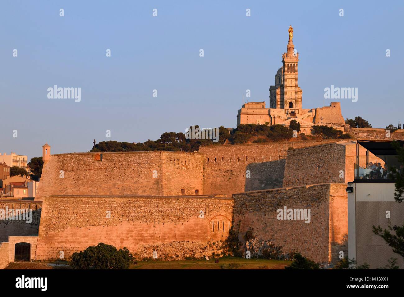 Francia, Bouches du Rhone, Marsiglia, Pharo distretto, Fort Saint-Nicolas e la Cattedrale di Notre Dame de la Garde basilica in background Foto Stock