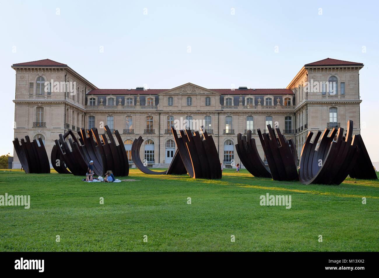 Francia, Bouches du Rhone, Marsiglia, Pharo district, ingresso del Vieux Port, al Palais du Pharo e sculture il disturbo dell'artista Bernar Venet Foto Stock