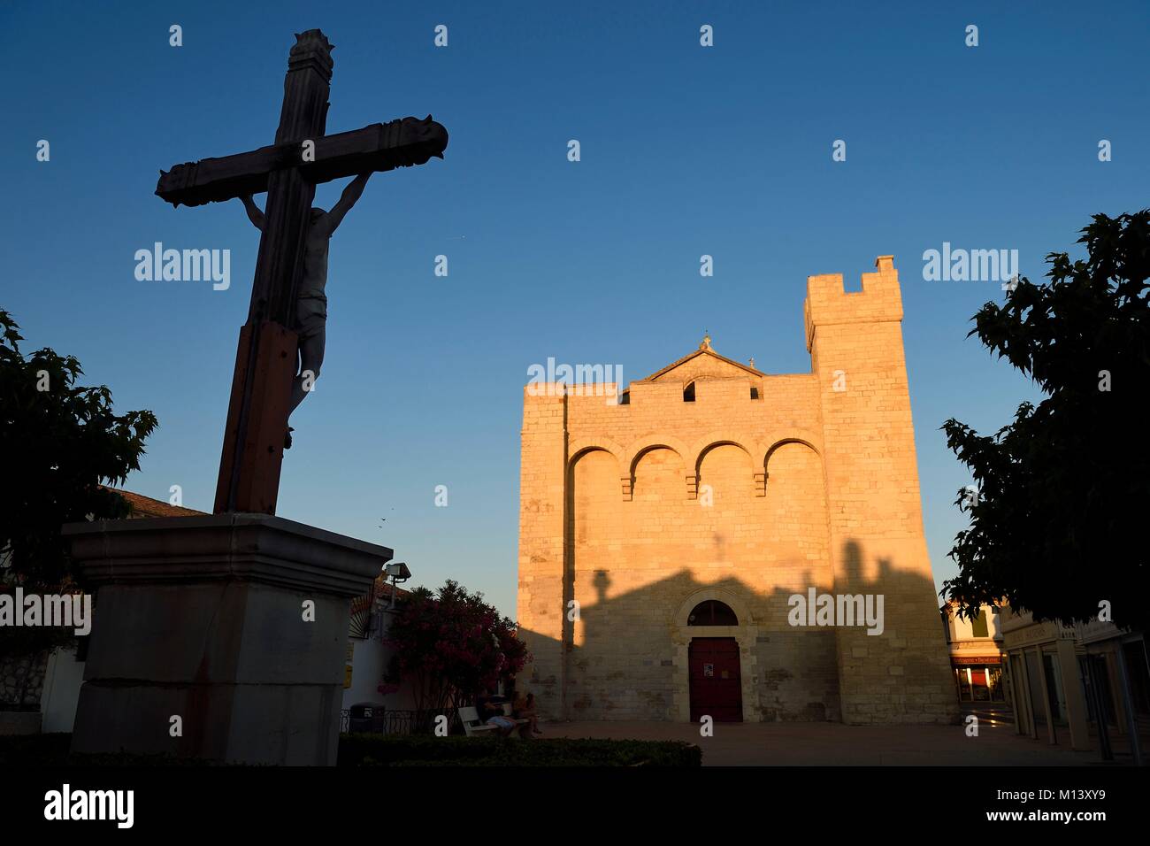 Francia, Bouches du Rhone, Les Saintes Maries de la Mer, Notre Dame de la Mer Chiesa e Cristo sulla croce Foto Stock