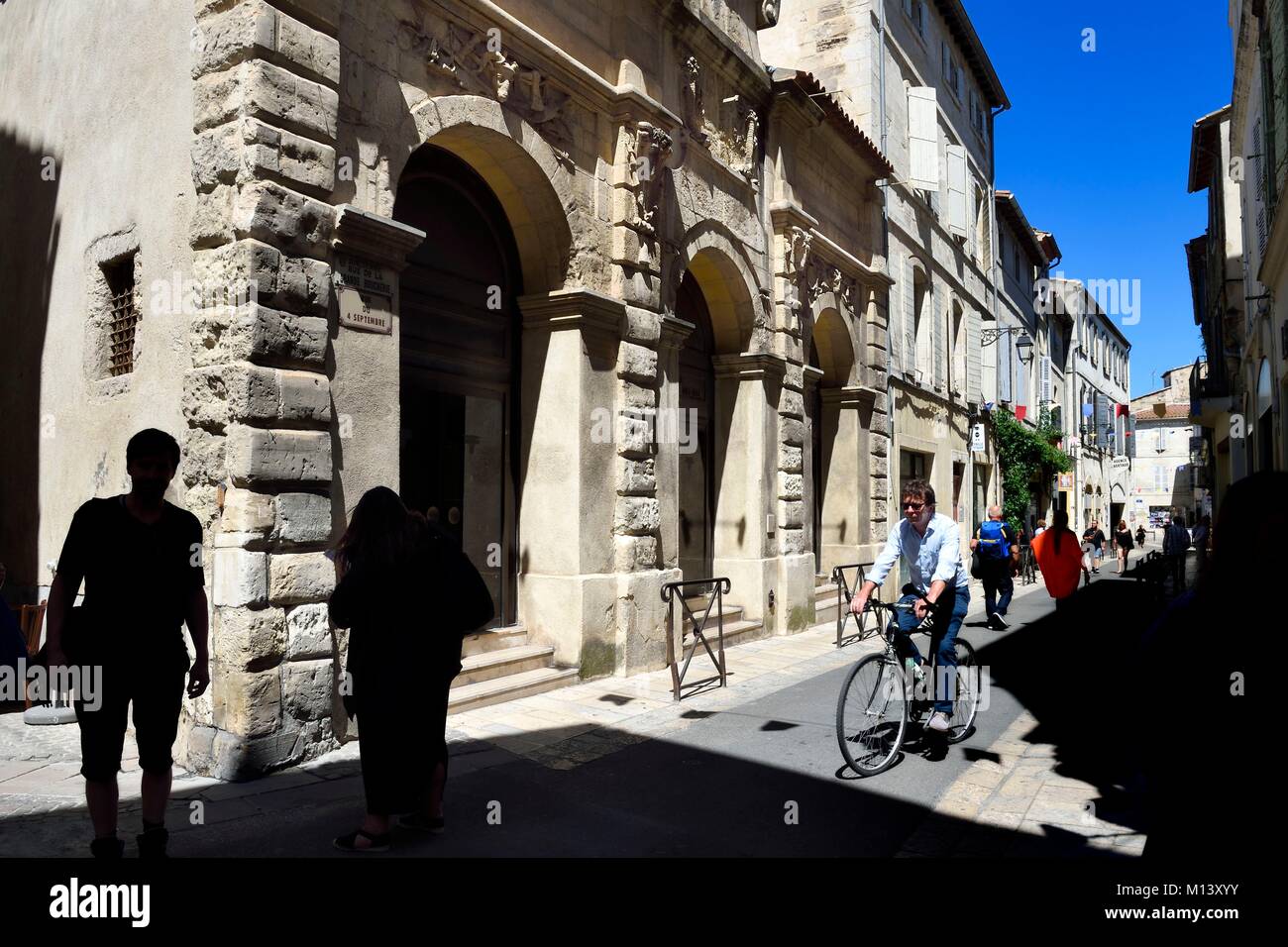 Francia, Bouches du Rhone, Arles, rue du Quatre-SEPTEMBRE, ex Grande Boucherie (grande norcineria) ricostruita nel 1724 e decorata con teste di buoi e pecore Foto Stock