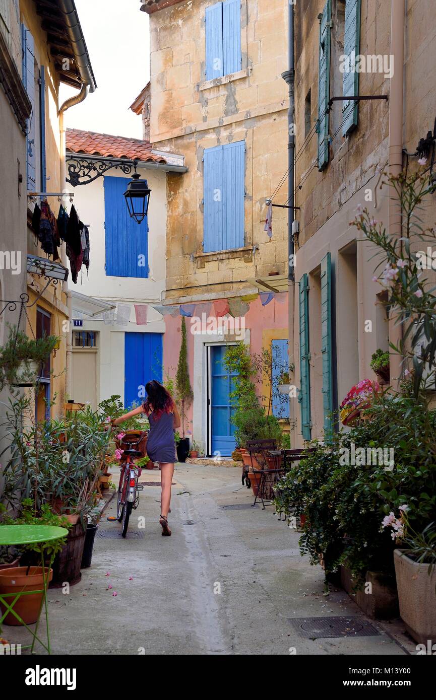 Francia, Bouches du Rhone, Arles, quartier de la Roquette, ciclista nell'impasse Waldeck-Rousseau anche chiamato smile street Foto Stock