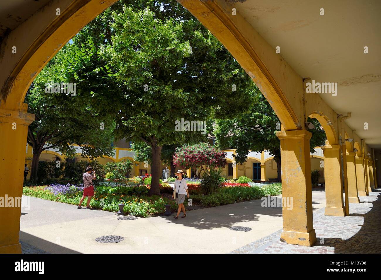 Francia, Bouches du Rhone, Arles, Espace Van Gogh, ex Hotel Dieu (Ospedale) Foto Stock