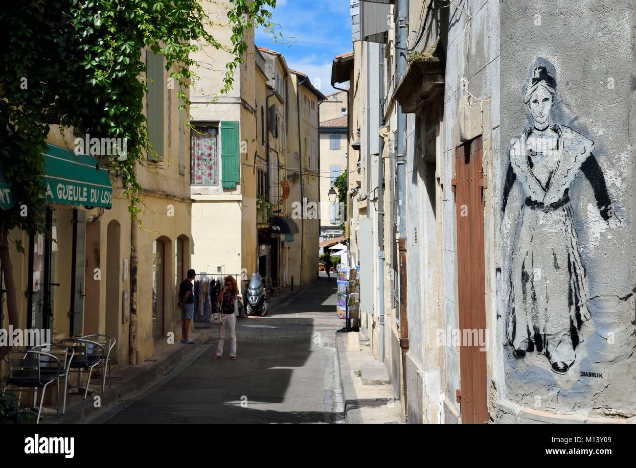 Francia, Bouches du Rhone, Arles, Arlésienne rue des arènes Foto Stock