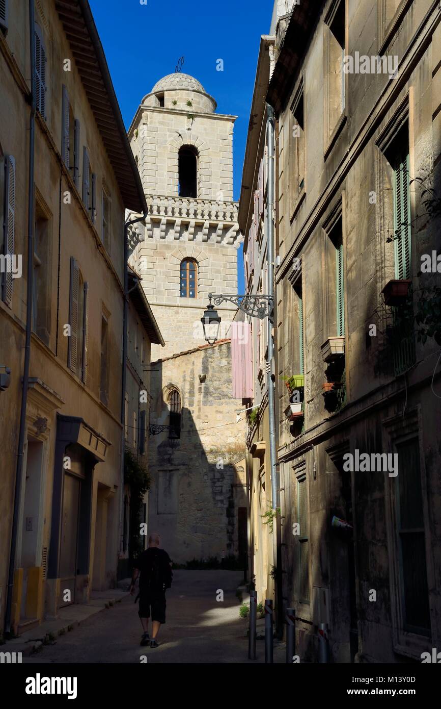 Francia, Bouches du Rhone, Arles, rue du Seminaire e sullo sfondo la Saint-Martin du Mejan chiesa oggi in disuso. Foto Stock