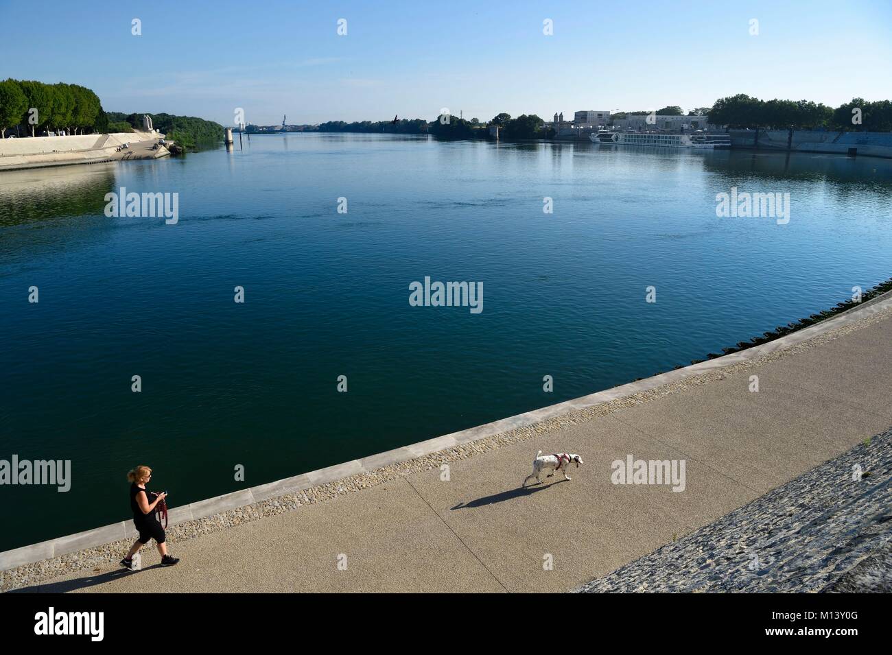 Francia, Bouches du Rhone, Arles, Quai Marx Dormoy e sul fiume Rodano Foto Stock