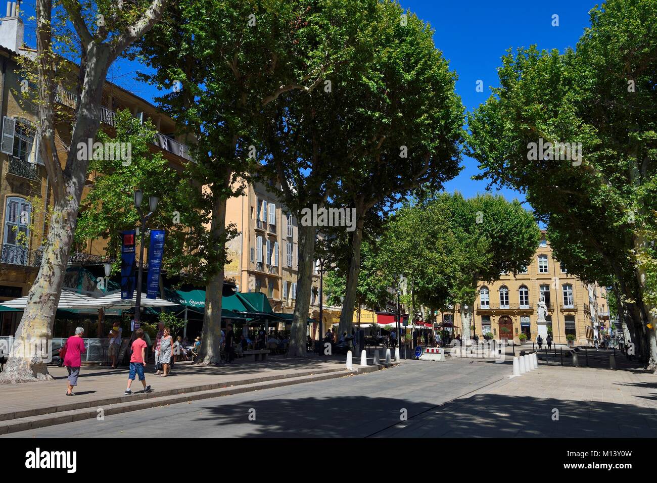 Francia, Bouches du Rhone, Aix en Provence, Cours Mirabeau e la statua del Re René Foto Stock