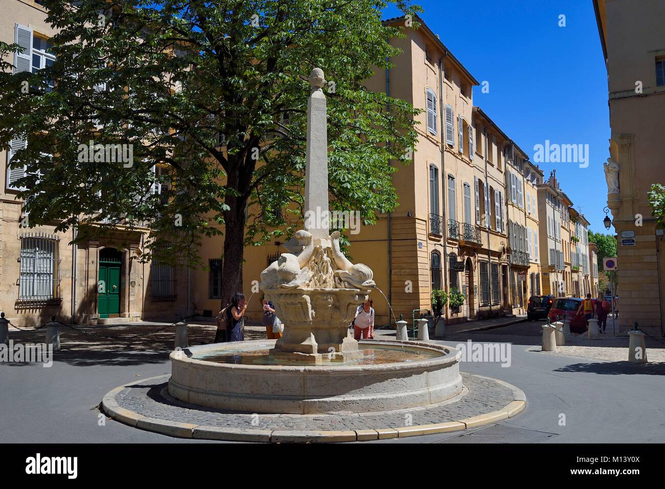 Francia, Bouches du Rhone, Aix en Provence, quartiere Mazarin, fontana e quattro delfini quadrato (place des Quatre Dauphins) Foto Stock