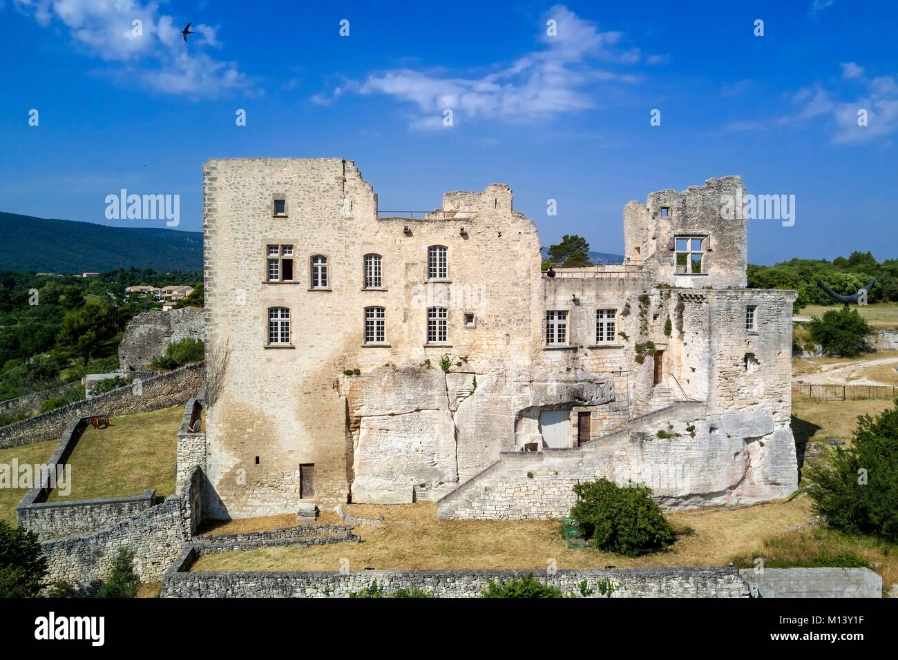 Francia, Vaucluse, Parc Naturel Regional du Luberon (Parco naturale regionale del Luberon), Lourmarin, etichettati Les Plus Beaux Villages de France (i più bei villaggi di Francia), Lacoste, Lacoste castello, una delle residenze del Marchese de Sade e oggi di proprietà di Pierre Cardin (vista aerea) Foto Stock