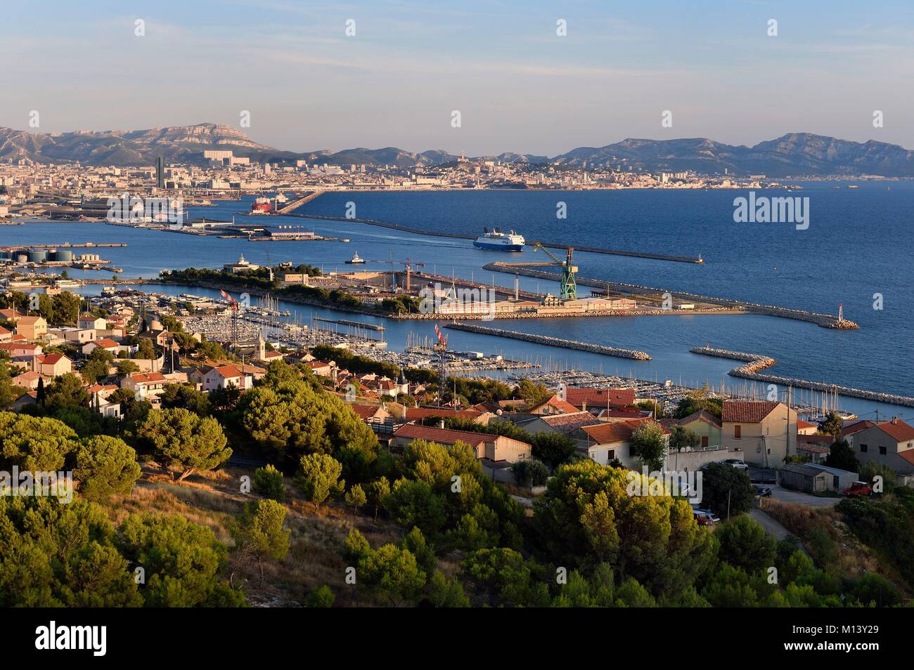Francia, Bouches du Rhone, Marsiglia, Grand Port maritime de Marseille o GPMM, Bacino orientale, Marina Estaque Foto Stock